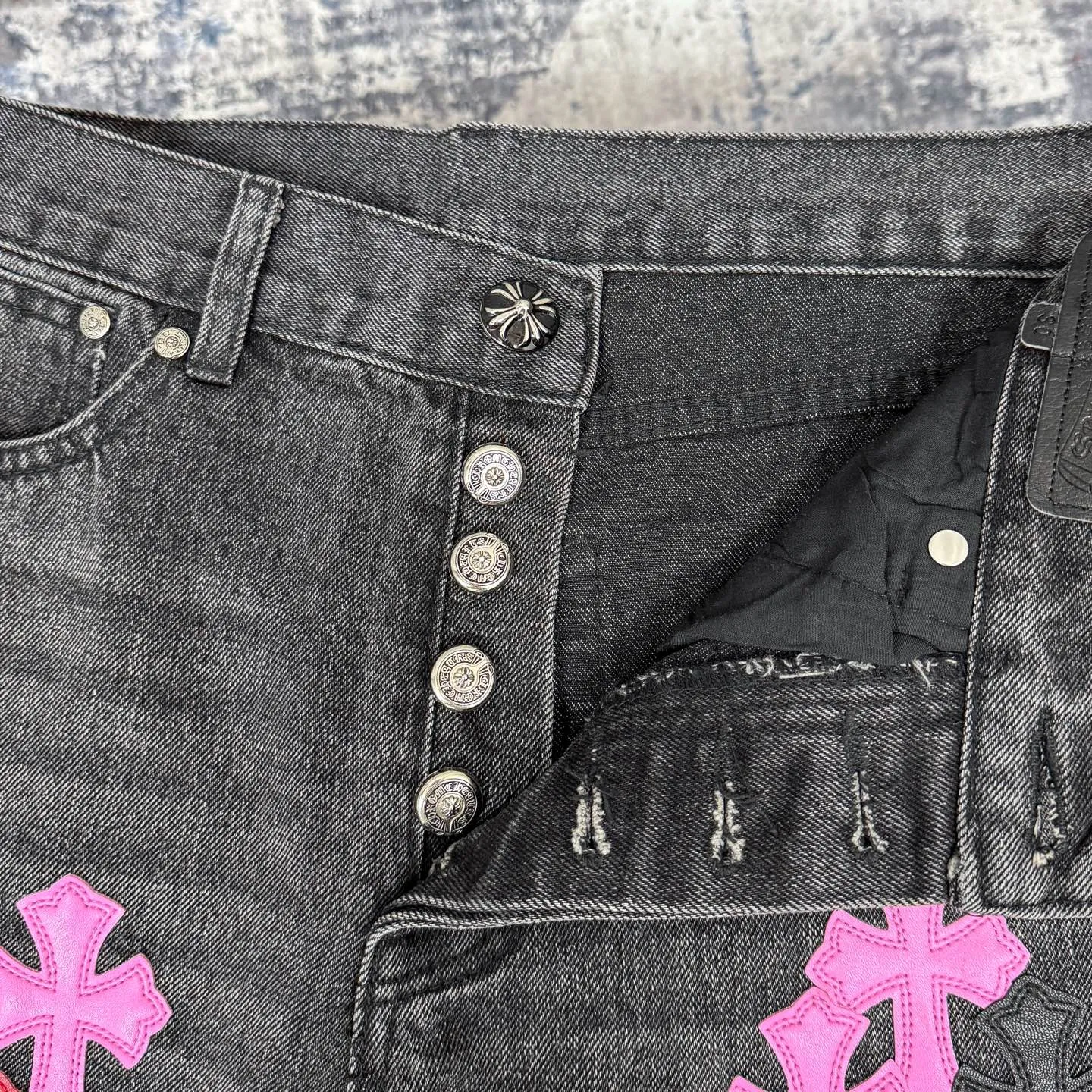 P300 Chrome Hearts CH Chrome Hearts three-color patchwork leather grimace element rapper Nomi's same style cross jeans, truly restores the ultimate vintage texture (no original standard flat version) Italian special cowhide print and then cut, custom-made sheepskin three-layer thick line leather, the whole body is spliced in heavy water washing process, craftsmen hand-splash ink, you can see the details, three-dimensional cutting version, loose and comfortable, not picky about the figure, tall and slim, factory Seiko, original factory quality control, same style for men and women Can be matched with couples. Versatile recommendation. Must-have jeans for all seasons. Color: black Size: S-XL (28-36)
